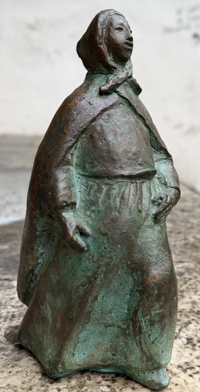 Delago Maria - Frau mit Umhang