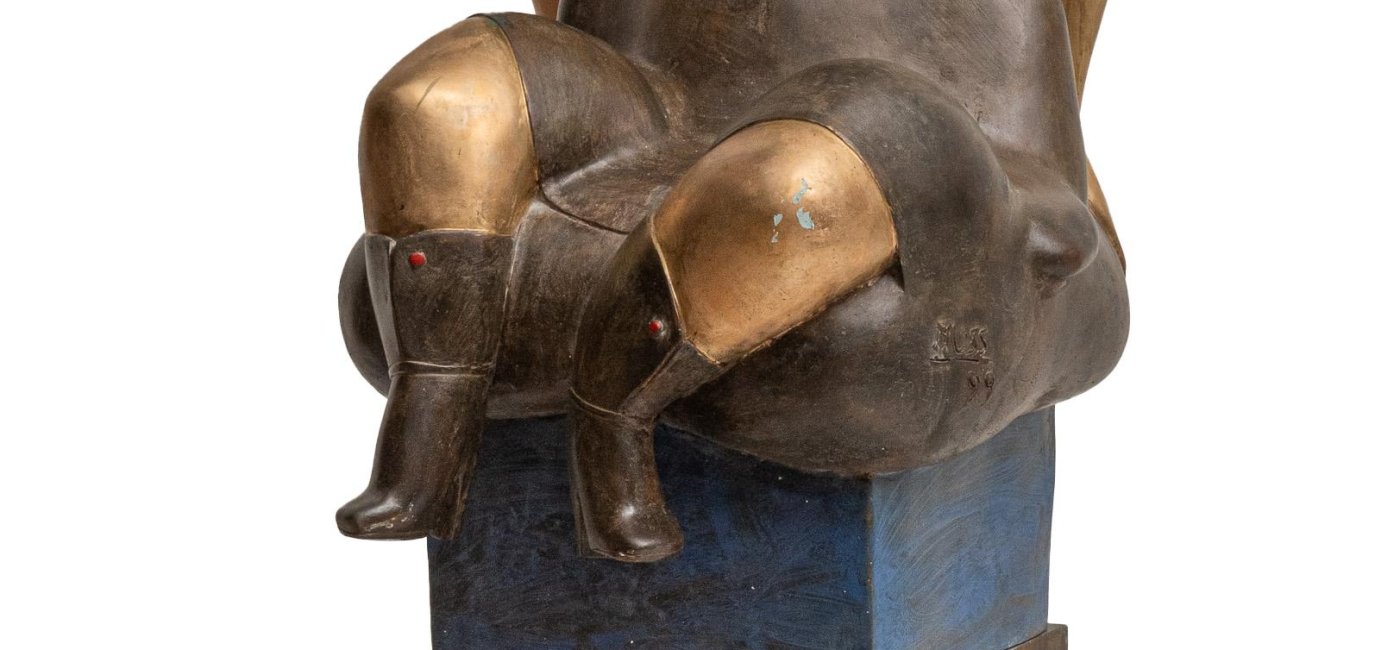Guido Anton Muss - Sitzende Frau auf Sockel